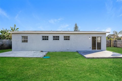 Casa en alquiler en Miami, Florida, 3 dormitorios, 94.02 m2 № 1988829 - foto 18