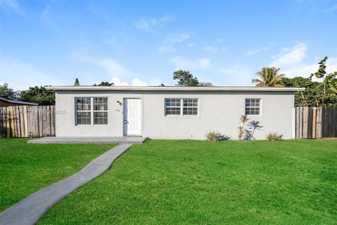 Casa en alquiler en Miami, Florida, 3 dormitorios, 94.02 m2 № 1988829 - foto 1