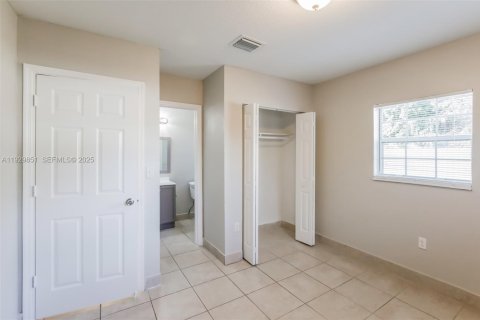Casa en alquiler en Miami, Florida, 3 dormitorios, 94.02 m2 № 1988829 - foto 15