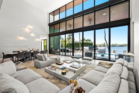 House in North Miami Beach, Florida 5 bedrooms, 496.75 sq.m. № 2012843 - photo 23