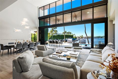 House in North Miami Beach, Florida 5 bedrooms, 496.75 sq.m. № 2012843 - photo 30