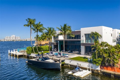 House in North Miami Beach, Florida 5 bedrooms, 496.75 sq.m. № 2012843 - photo 14