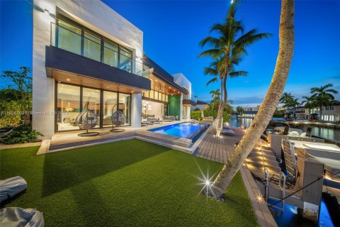 House in North Miami Beach, Florida 5 bedrooms, 496.75 sq.m. № 2012843 - photo 6
