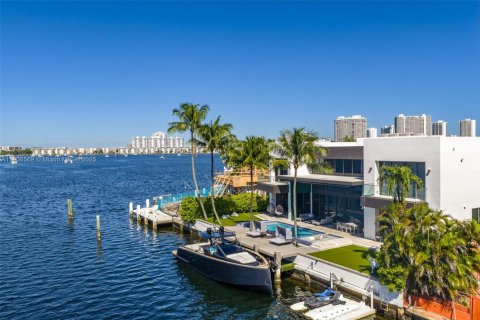 House in North Miami Beach, Florida 5 bedrooms, 496.75 sq.m. № 2012843 - photo 15