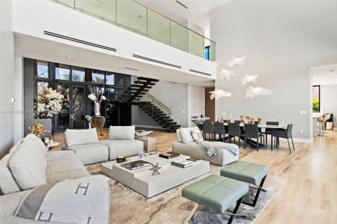 House in North Miami Beach, Florida 5 bedrooms, 496.75 sq.m. № 2012843 - photo 27