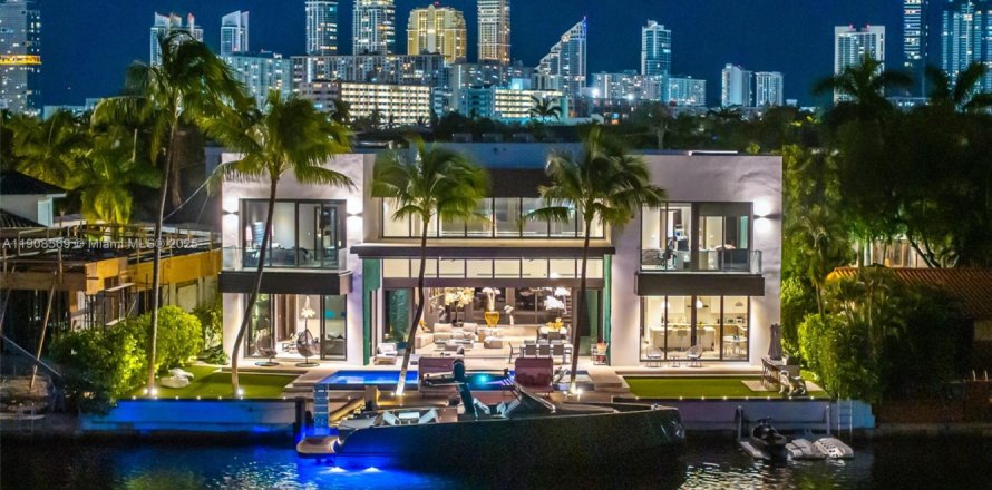 House in North Miami Beach, Florida 5 bedrooms, 496.75 sq.m. № 2012843