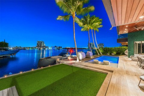 House in North Miami Beach, Florida 5 bedrooms, 496.75 sq.m. № 2012843 - photo 11