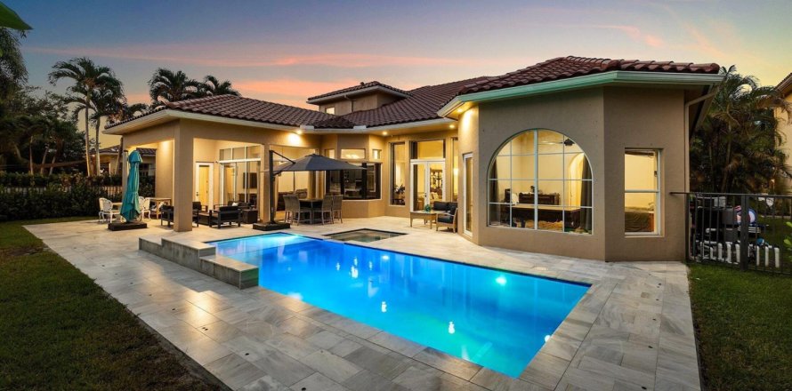 House in Lake Worth, Florida 6 bedrooms, 405.33 sq.m. № 2185247