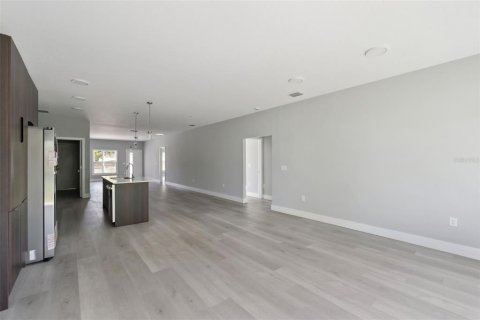 House in Davenport, Florida 5 bedrooms, 213.68 sq.m. № 2131788 - photo 8