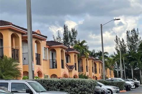 Adosado en Hialeah Gardens, Florida 3 dormitorios, 109.62 m2 № 2024739