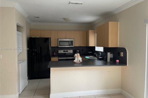Adosado en alquiler en Hialeah Gardens, Florida, 3 dormitorios, 109.62 m2 № 2024739 - foto 2