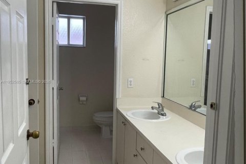 Adosado en alquiler en Hialeah Gardens, Florida, 3 dormitorios, 109.62 m2 № 2024739 - foto 4