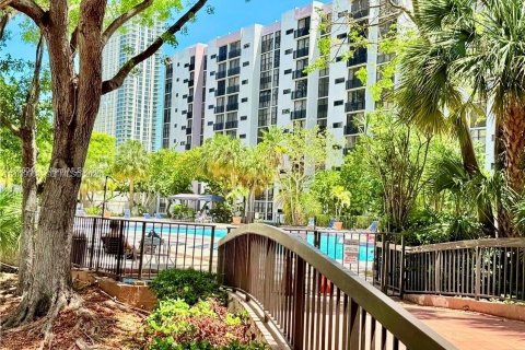 Condo in Sunny Isles Beach, Florida, 2 bedrooms  № 2087093 - photo 17