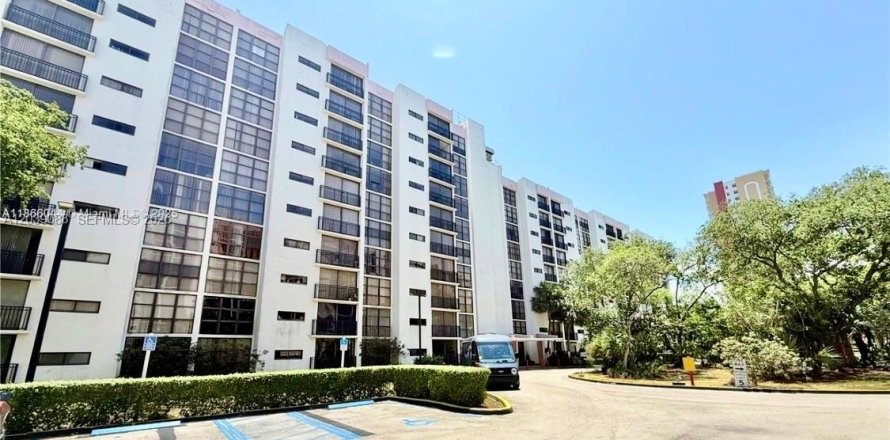 Condo in Sunny Isles Beach, Florida, 2 bedrooms  № 2087093