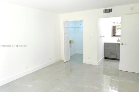 Condo in Sunny Isles Beach, Florida, 2 bedrooms  № 2087093 - photo 10