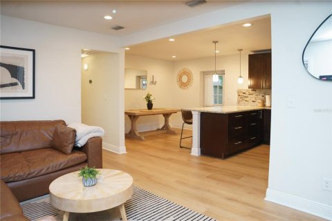 House in Tampa, Florida 3 bedrooms, 133.97 sq.m. № 2227555 - photo 14