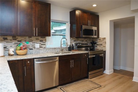 House in Tampa, Florida 3 bedrooms, 133.97 sq.m. № 2227555 - photo 27