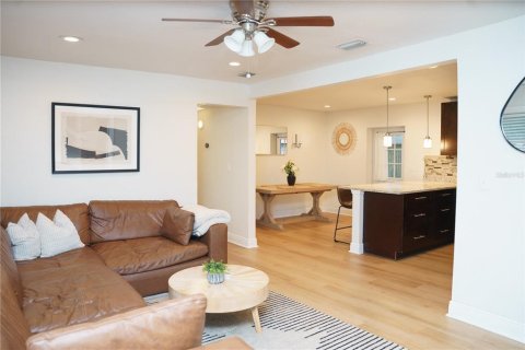 House in Tampa, Florida 3 bedrooms, 133.97 sq.m. № 2227555 - photo 6