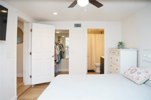 House in Tampa, Florida 3 bedrooms, 133.97 sq.m. № 2227555 - photo 11