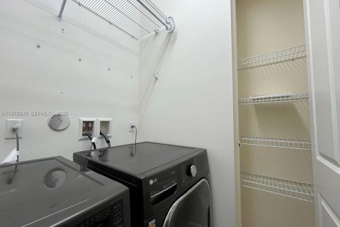 Touwnhouse à vendre à Sunrise, Floride: 4 chambres, 176.05 m2 № 2046325 - photo 19