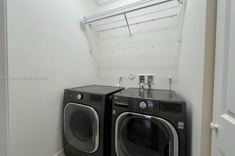 Touwnhouse à vendre à Sunrise, Floride: 4 chambres, 176.05 m2 № 2046325 - photo 18