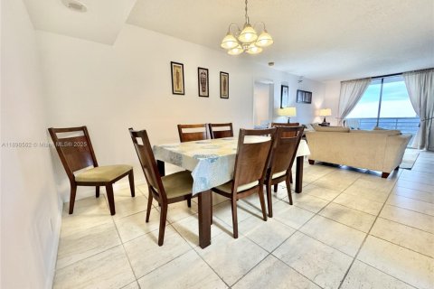 Снять в аренду кондоминиум в Авентура, Флорида 2 спальни, 102.56м2, № 1950076 - фото 3