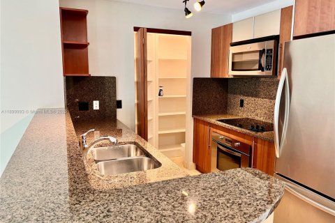 Condominio en alquiler en Miami, Florida, 2 dormitorios, 93.37 m2 № 1951474 - foto 4