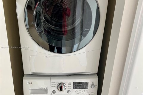 Condominio en alquiler en Miami, Florida, 2 dormitorios, 93.37 m2 № 1951474 - foto 15