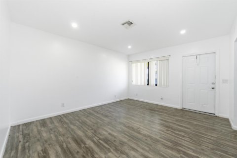 Commercial property in Oakland Park, Florida 143.07 sq.m. № 2177803 - photo 8