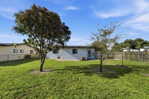 Commercial property in Oakland Park, Florida 143.07 sq.m. № 2177803 - photo 18