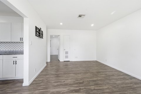 Commercial property in Oakland Park, Florida 143.07 sq.m. № 2177803 - photo 13