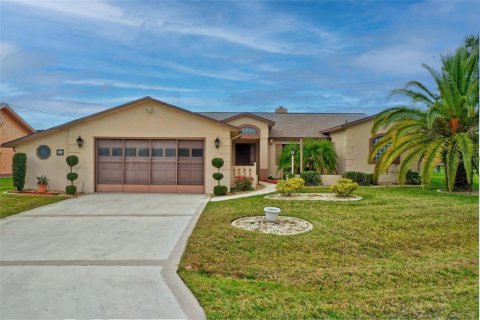 House in Palm Coast, Florida 3 bedrooms, 224.54 sq.m. № 1826961 - photo 1