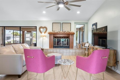 House in Palm Coast, Florida 3 bedrooms, 224.54 sq.m. № 1826961 - photo 9