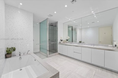 Condo in Sunny Isles Beach, Florida, 3 bedrooms № 2032022 - photo 17