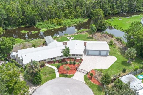 House in Eustis, Florida 4 bedrooms, 292.83 sq.m. № 2350134