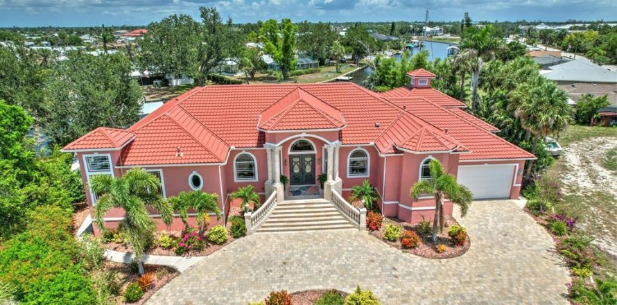 Villa ou maison à Port Charlotte, Floride 3 chambres, 323.39 m2 № 2214950