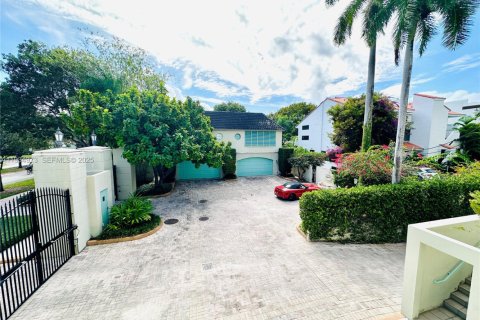 Condominio en alquiler en Coral Gables, Florida, 3 dormitorios, 195.09 m2 № 1993790 - foto 13