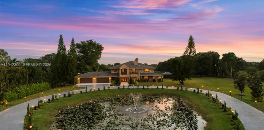 House in Davie, Florida 7 bedrooms, 797.19 sq.m. № 2000278