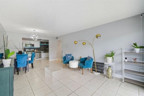 Copropriété à vendre à North Miami, Floride: 2 chambres, 83.15 m2 № 1978412 - photo 2