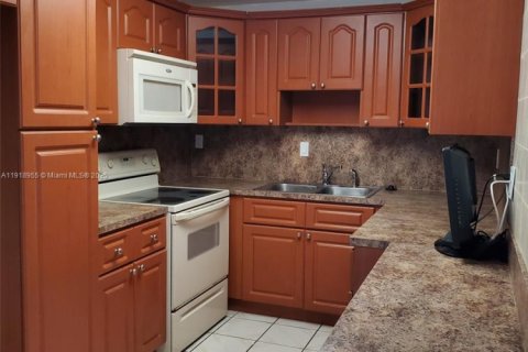 Снять в аренду кондоминиум в Майами, Флорида 3 спальни, 112.04м2, № 1973359 - фото 5