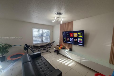Townhouse in Miami Lakes, Florida 4 bedrooms, 177.26 sq.m. № 2384503 - photo 6