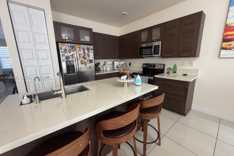 Townhouse in Miami Lakes, Florida 4 bedrooms, 177.26 sq.m. № 2384503 - photo 7