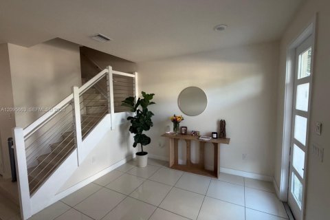 Townhouse in Miami Lakes, Florida 4 bedrooms, 177.26 sq.m. № 2384503 - photo 15