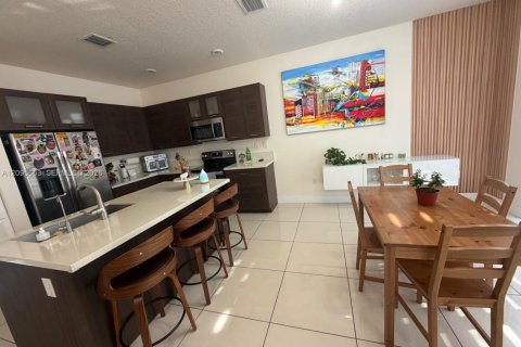 Townhouse in Miami Lakes, Florida 4 bedrooms, 177.26 sq.m. № 2384503 - photo 9