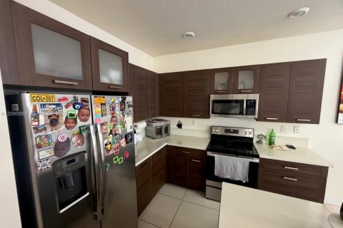 Townhouse in Miami Lakes, Florida 4 bedrooms, 177.26 sq.m. № 2384503 - photo 8