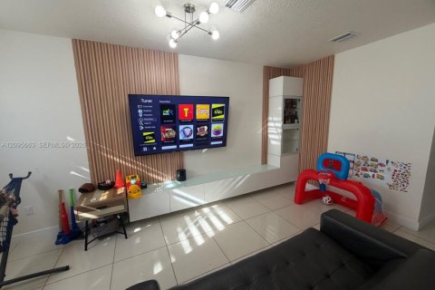 Townhouse in Miami Lakes, Florida 4 bedrooms, 177.26 sq.m. № 2384503 - photo 5