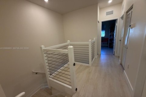 Townhouse in Miami Lakes, Florida 4 bedrooms, 177.26 sq.m. № 2384503 - photo 20
