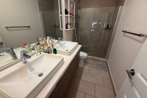 Townhouse in Miami Lakes, Florida 4 bedrooms, 177.26 sq.m. № 2384503 - photo 26