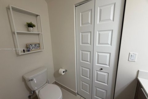 Townhouse in Miami Lakes, Florida 4 bedrooms, 177.26 sq.m. № 2384503 - photo 17