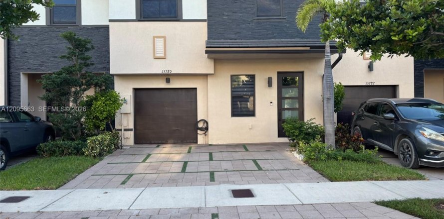 Townhouse in Miami Lakes, Florida 4 bedrooms, 177.26 sq.m. № 2384503